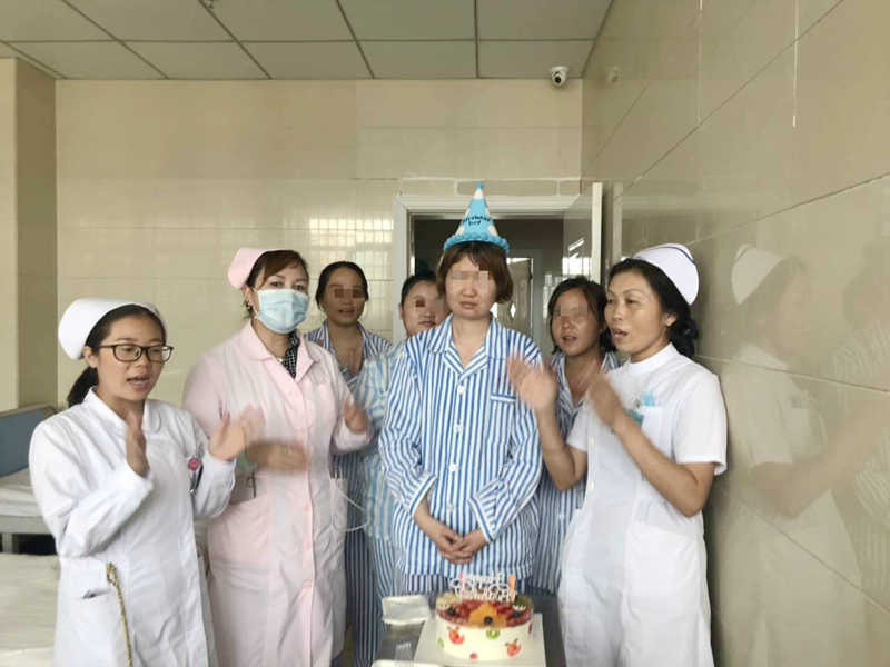 1.妇女儿童精神科工作人员给住院患者过生日.jpg