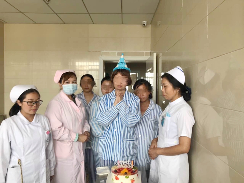 2.妇女儿童精神科工作人员给住院患者过生日.jpg
