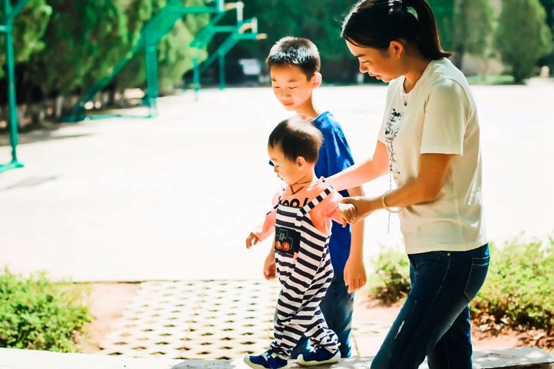 李翠芳和孩子们.jpg