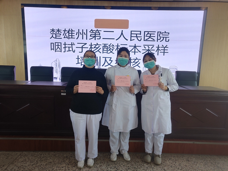 12  强抓基础  压实培训——发放合格证2.jpg